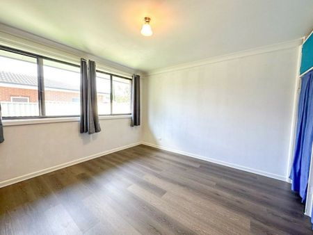 Neat & Tidy 3 Bedroom House! Close To Doonside Station! - Photo 5