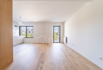 Apartamento T2 no Porto com varanda, garagem e arrumos