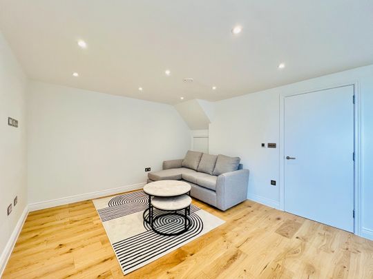 2 Bed Flat, Grove Park Road, W4 - Photo 1