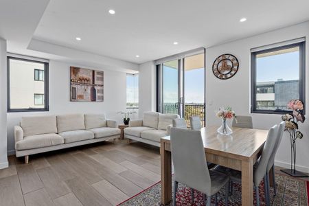 Two bed apartment with stunning city skyline views! - Photo 3