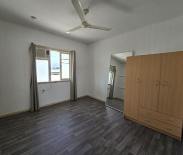 /// APPLICATION APPROVED /// UPSTAIRS UNIT WITH STUDY IN BUNGALOW!!! - Photo 2