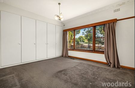 IDEAL HOME JUST MOMENTS FROM CHADSTONE SHOPPING - Photo 4