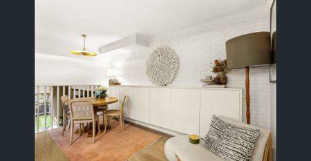 Tastefully renovated 3-bedroom townhouse - Photo 2