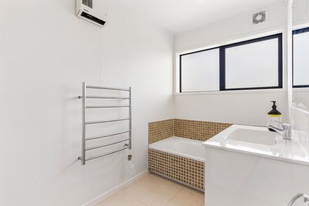 Sunny Home in Heart of St Johns - Photo 2