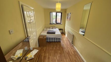 4 bedroom terraced house to rent - Photo 5