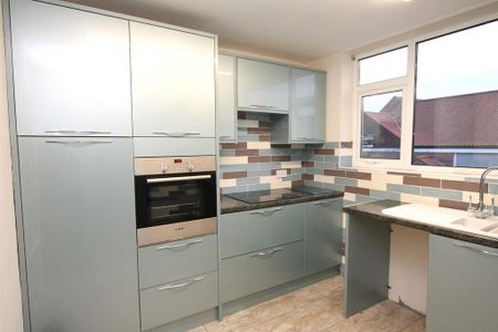 2 bedroom flat to rent - Photo 2