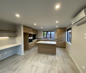 This immaculate three bedroom family home is located in the suburb ... - Photo 5