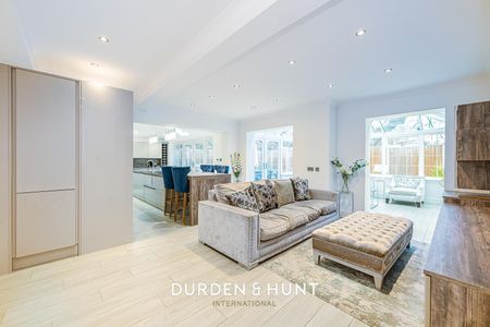 Gainsborough Place, Chigwell - Photo 3