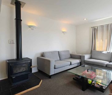 4 Bedrooms Spacious Home in the Heart of Unsworth Heights! - Photo 3