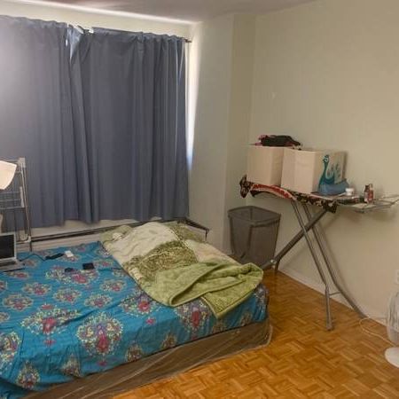 Semi-Renovated Large 2-bedroom Apartment in Saint-Laurent - Photo 1