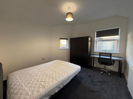 3 bedroom flat to rent - Photo 3