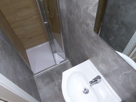 5 bedroom end of terrace house to rent - Photo 3