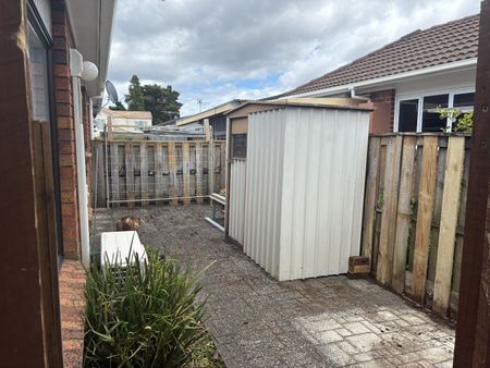 Brick and tile Family Home Blockhouse Bay - Photo 3