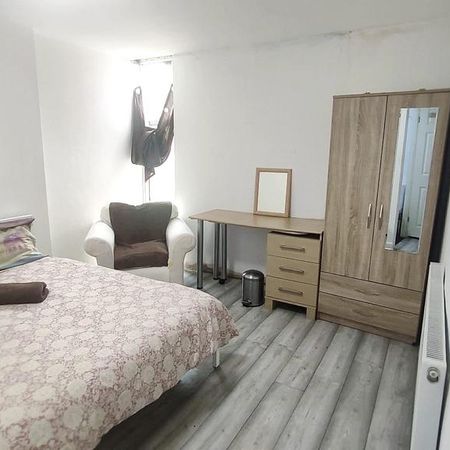 1 bedroom in a house share to rent - Photo 4