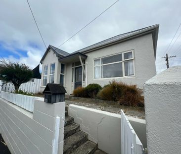 Modernised three bedroom home - Close to CBD and transport - Photo 2