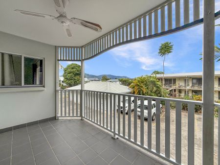 Modern 2 bed unit in the heart of Cairns! - Photo 5
