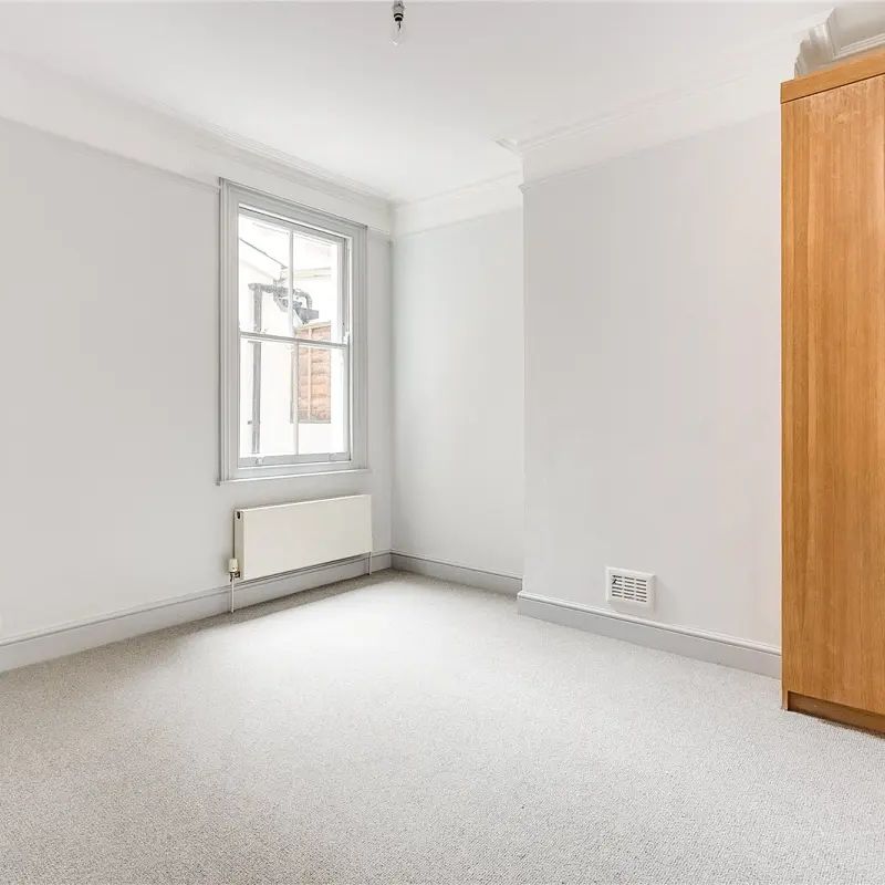 2 bedroom flat in London - Photo 2