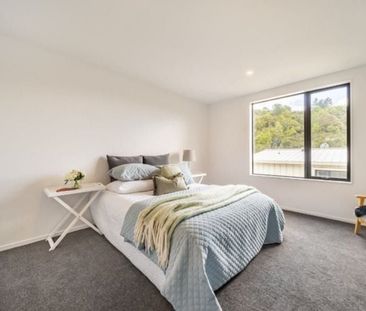 Modern two bedroom town house - Photo 5