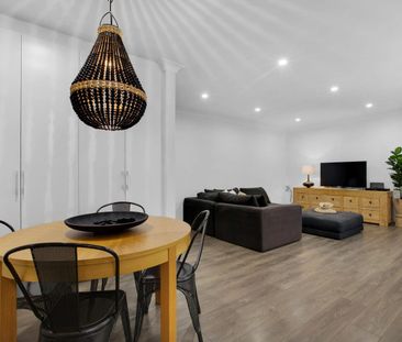 Sleek Designer Apartment in Convenient Location - Photo 2