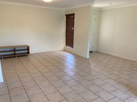 Spacious 3-Bedroom Villa Near the Uni! - Photo 4