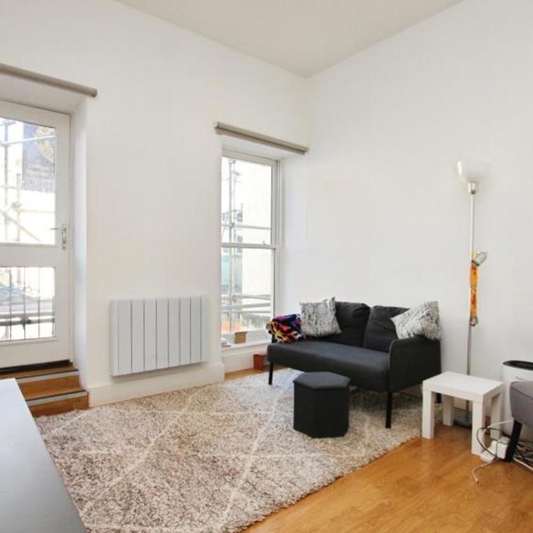 A stylish one-bedroom first floor flat, in an excellent city centre location. - Photo 1