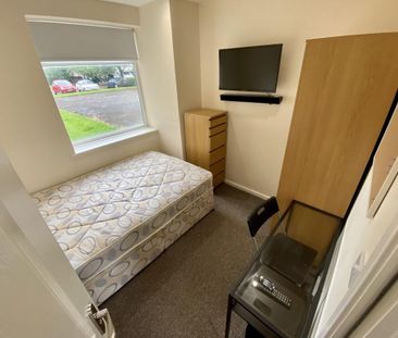1 bedroom in a house share to rent - Photo 2