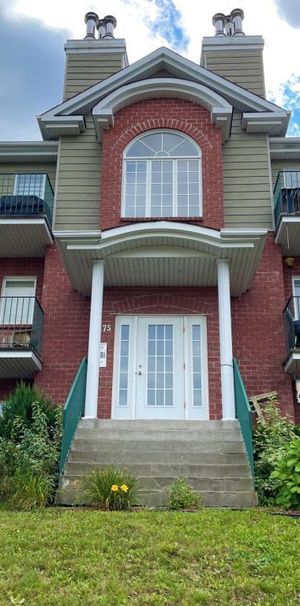 SUPERBE 4 1/2 SUR À LOUER, disponible le 1er Août, IMPECCABLE. - Photo 1