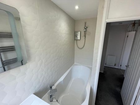 3 bedroom end of terrace house to rent - Photo 4