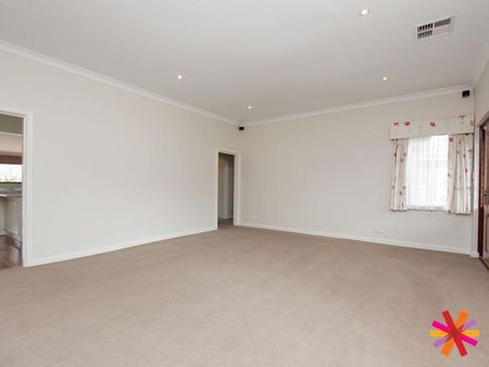 FAMILY HOME - Photo 3