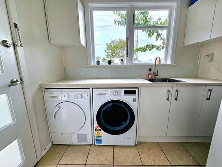 GORGEOUS FULLY FURNISHED PROPERTY - 6 MONTH LEASE - Photo 5