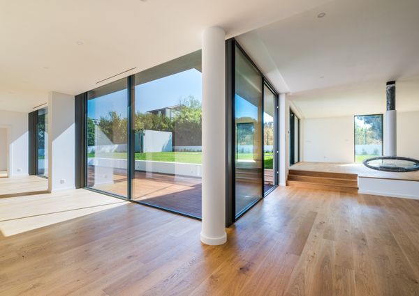 Moradia T6 de arquitetura moderna inserida no Golfe de Oeiras