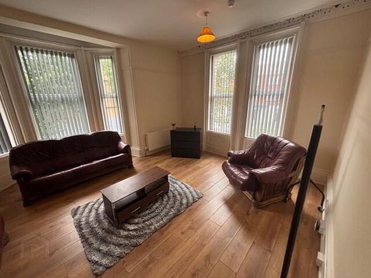 Great 8 Bedroom Apartment, 37 Cromwell Road, Botanic, Belfast, BT7 1JX - Photo 1