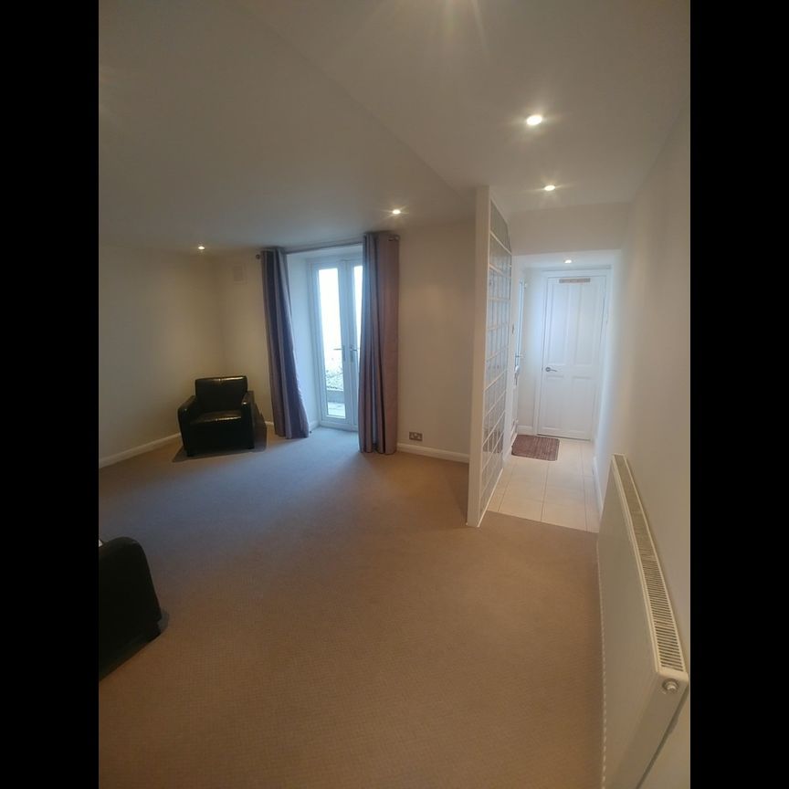 1 Bed Flat, Wandsworth Road, SW8 - Photo 1