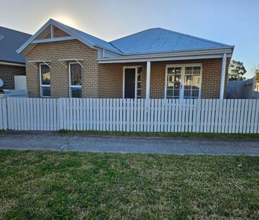 Warm and Welcoming 3 Bedroom Home - Photo 1