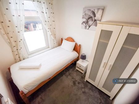 3 bedroom flat to rent - Photo 5