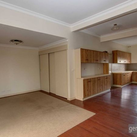 Central three bedroom unit - Photo 3