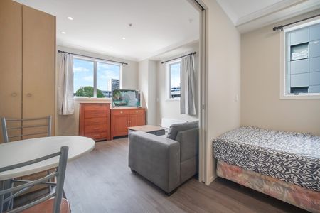 Beautifully Presented Fully Furnished Apartment - Photo 2