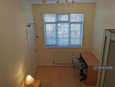 1 bedroom in a house share to rent - Photo 2