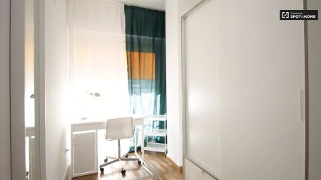 Single Bed in Room in a shared 7-bedroom apartment for rent in Pedralbes - Photo 2