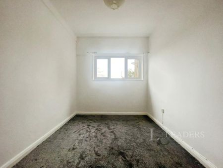 3 bedroom flat to rent - Photo 2