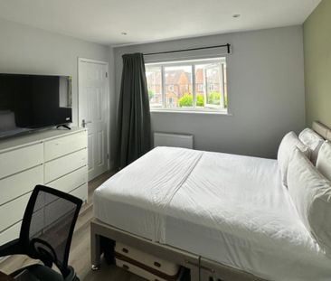 1 bedroom in a flat share to rent - Photo 3