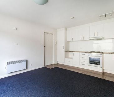 The Quintessential Carlton Apartment - Photo 5