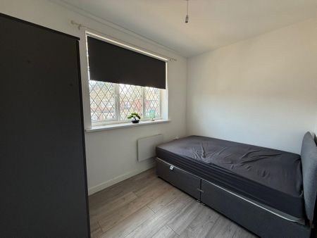 1 bedroom in a house share to rent - Photo 2