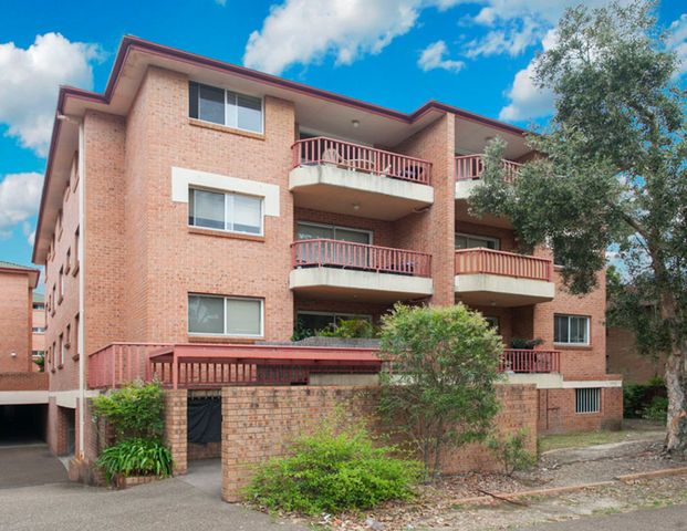 Charming Ground Floor 2 Bedroom Unit - Photo 1