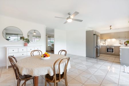 Family home with studio, pool and workshop in prime location. - Photo 2