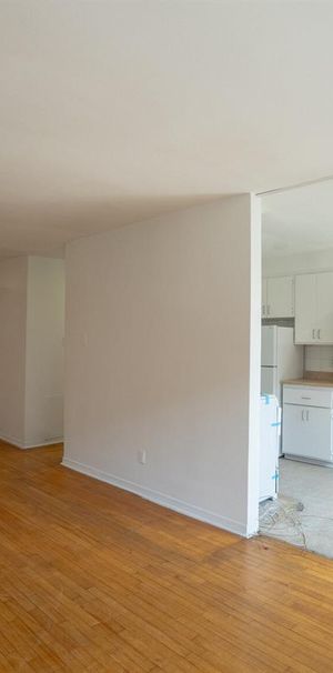 1 Bed 1 Bath - 575 32e Avenue, Lachine - Photo 1