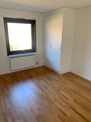 Lägenhet i parhus med egen ingång och uteplats. I anknytning till lägenheten ligger förråd och parkeringsplats. - Photo 4