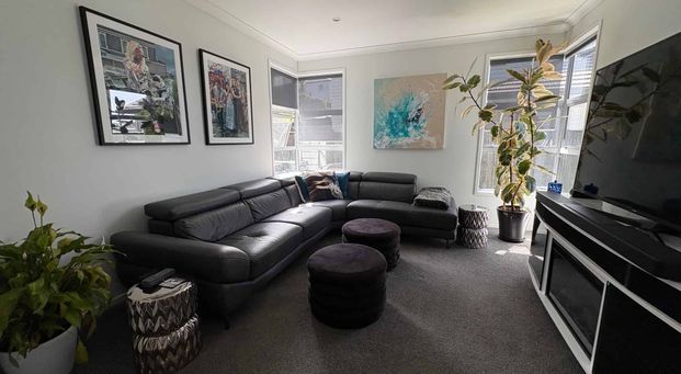 Stylish Family Living with Resort-Style Garden - 4Brm in Millwater - Photo 1