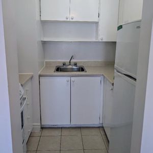 Studio au 3ième étage habitée par une clientèle de 50 ans et plus, la propriété offre une atmosphère paisible - Photo 2