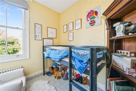 Delightful three-bedroom Victorian terraced house, beautifully presented throughout with a large extended kitchen and dining room leading on to a pretty private garden. Close to Tooting Broadway tube (Northern Line), St Georges Hospital and great schools. - Photo 5